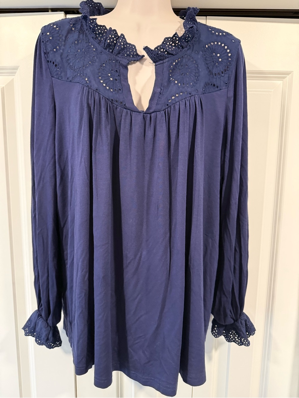 Suzanne Betro navy blue flowy blouse eyelet trim medium m